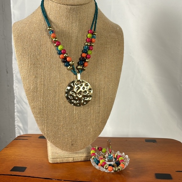 Vintage Gold Round Pendant Necklace with two stretchy Bracelets - Picture 1 of 6